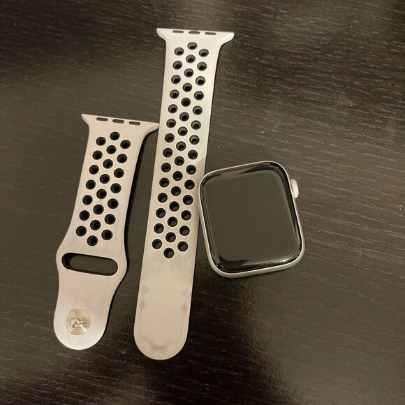 Silver aluminum Nike Apple Watch Series 5 - Picture 7 of 9